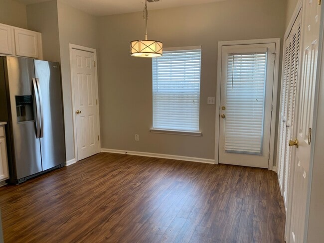 Building Photo - Renovated 2 Bed, 1.5 Bath Townhome w/ Comm...