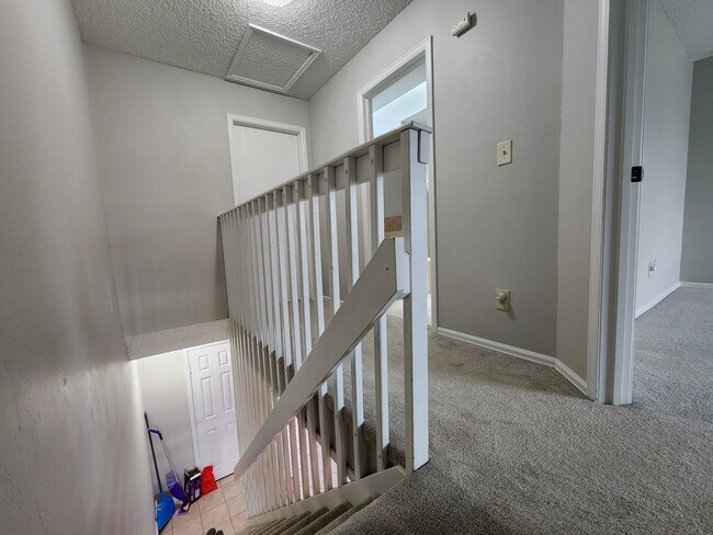 Building Photo - 2 bedroom westside - Rockrimmon