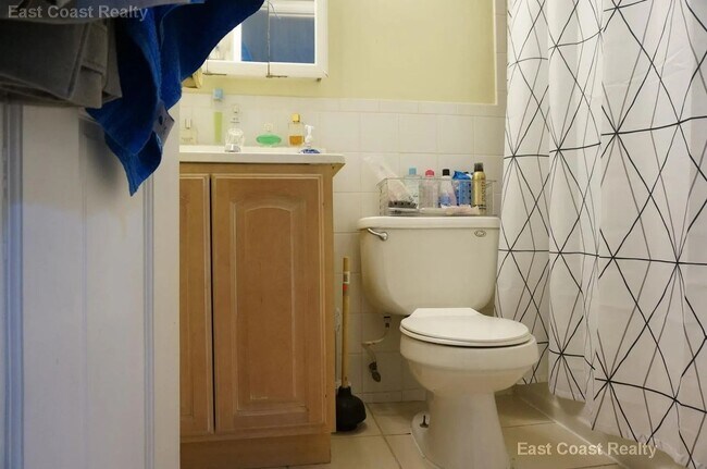 Building Photo - 3 bed + 2 bath Duplex