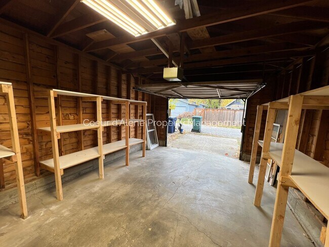 Building Photo - 2 bed house in incredible location!