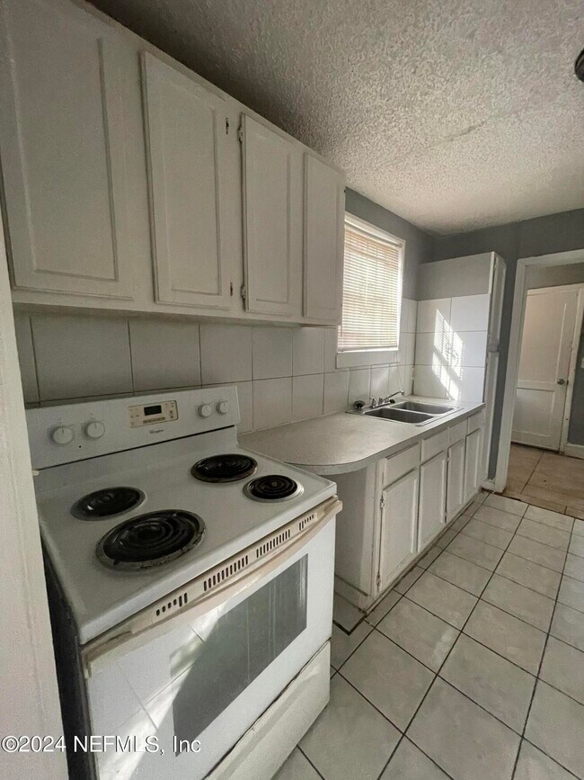 Building Photo - 1717 W 26th St