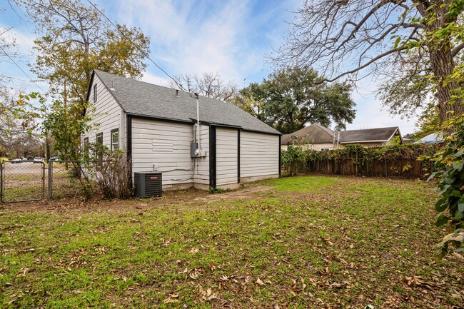 Building Photo - Charming in Cleburne