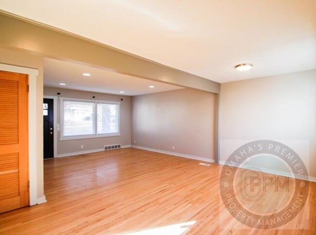 Building Photo - Fully updated 5 bedroom, 2 bathroom house