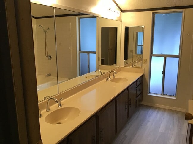 Building Photo - Large spacious 2Bd manufactured home avail...