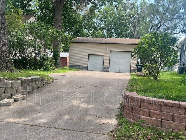 Building Photo - 5417 S 49th St