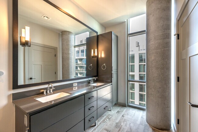 Building Photo - Luxuriously Rustic Paradise