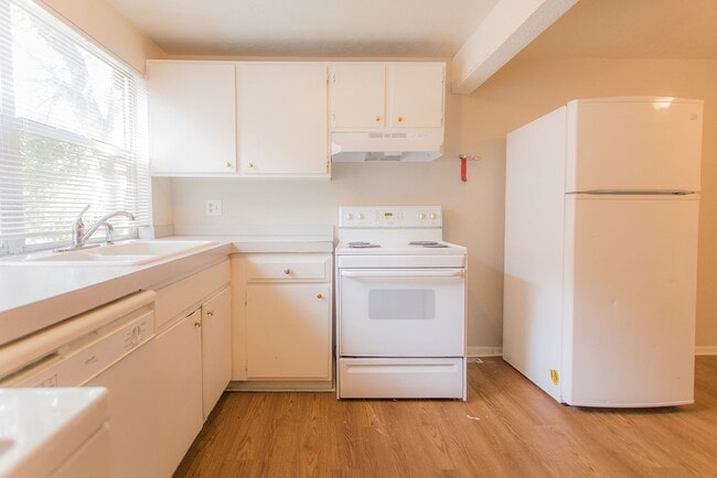 Building Photo - 604 Marine St