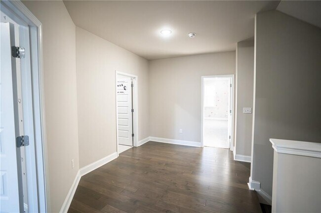 Building Photo - 2215 Manor Pointe Dr