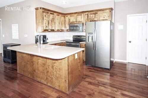 Building Photo - 705 N Findley-