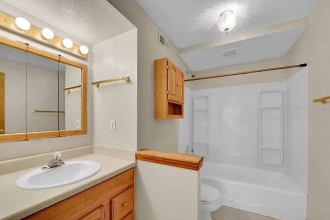 Building Photo - $2,895, 4 bed, 3 bath, located in Westmins...