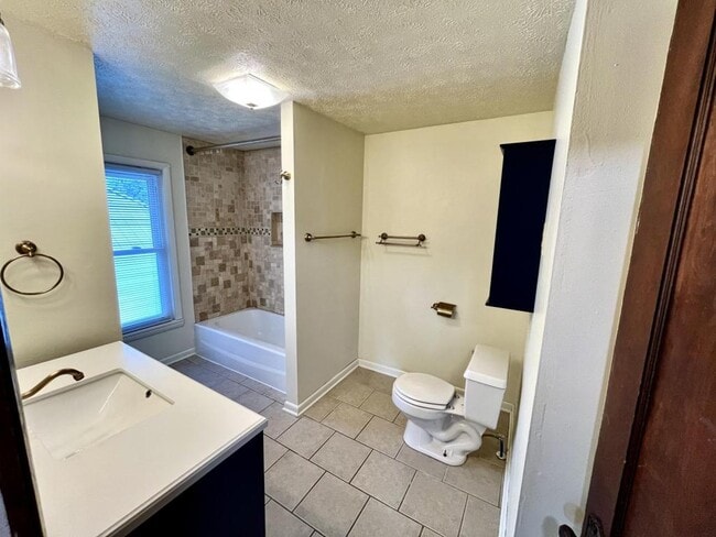 Building Photo - 604 N Park St