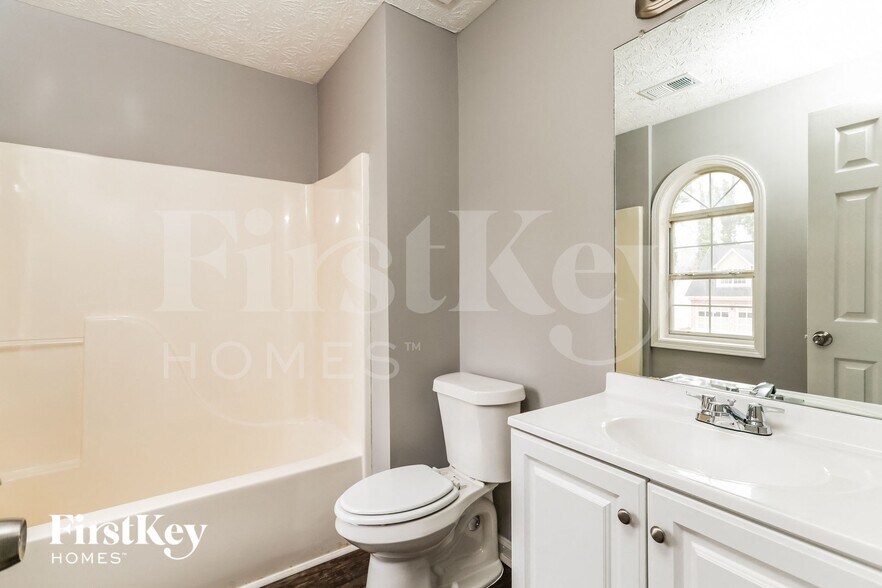 Building Photo - 3985 Fallbrook Dr NW