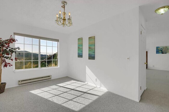 Building Photo - Beautiful 3 Bed Home Perched on a Mountain Side!!