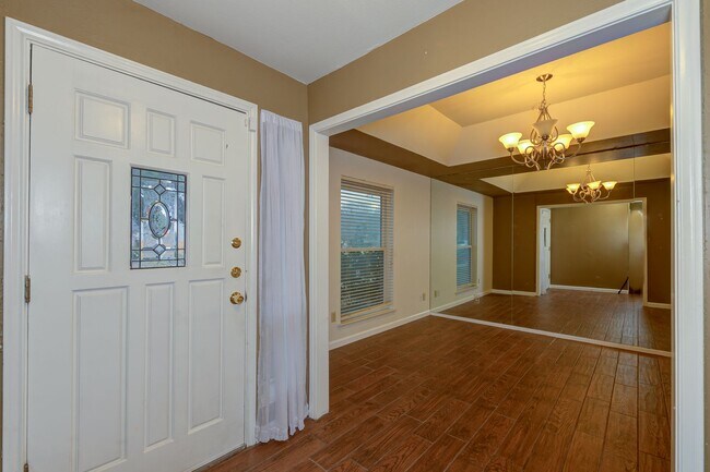 Building Photo - Charming Home with Vaulted Ceilings & Loft Near 281 & Bitters