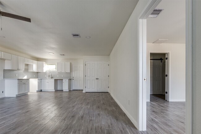 Building Photo - 5874 Belcrest St