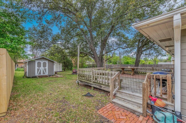 Building Photo - AVAILABLE NOW--- 3 Bed, 1.5 Bath in Eastgate