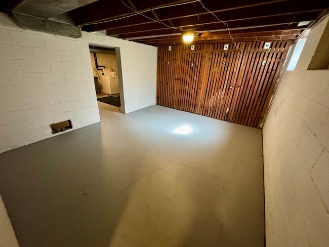 Building Photo - 1 Bedroom - Grandview Area