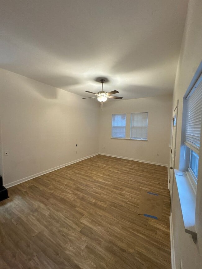 Building Photo - 4 bedroom 2.5 bath house with large yard!!