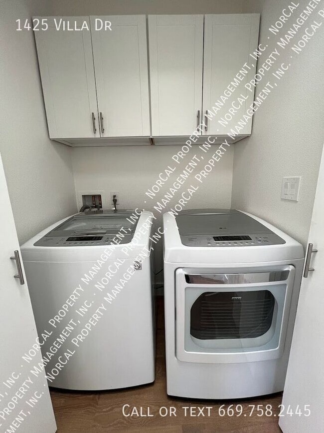 Building Photo - 1425 Villa Dr