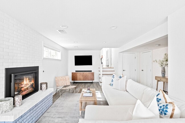 Building Photo - 3884 Osceola St