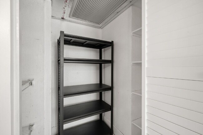 Building Photo - Charming 2-Bedroom, 1-Bathroom Fully Furnished Condo in the Heart of Downtown St. Petersburg