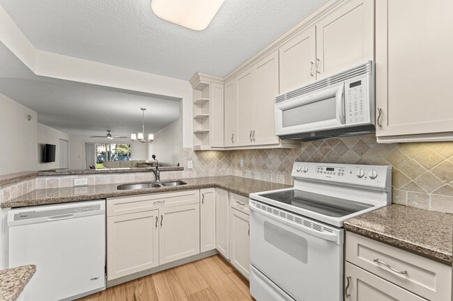 Building Photo - 2905 SW 22nd Ave