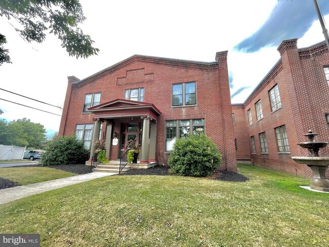 Building Photo - 302 York St