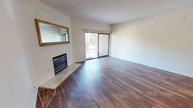 Building Photo - Spacious Condo Overlooking Spreckles Park ...