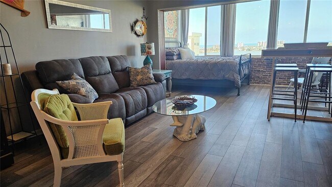 Building Photo - 4575 Cove Cir