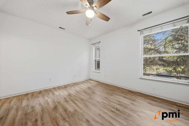 Building Photo - Immaculate 2 Bedroom 2 Bath Condo- Shore Drive