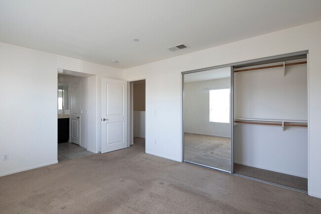 Building Photo - 2 WEEKS FREE!!! 2BR Townhouse in Imperial Beach with Washer/Dryer and Garage!