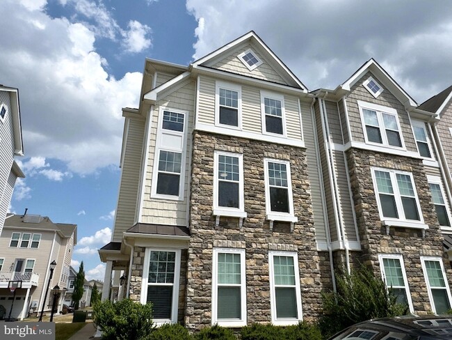 Building Photo - 42406 Benfold Square