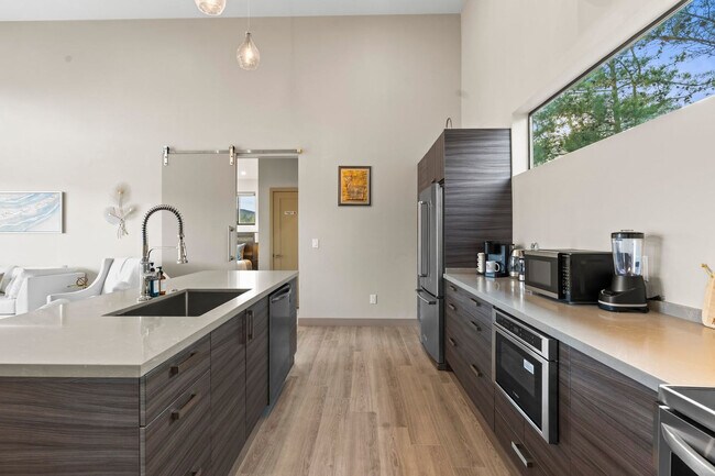 Building Photo - 60 Moondance Ln