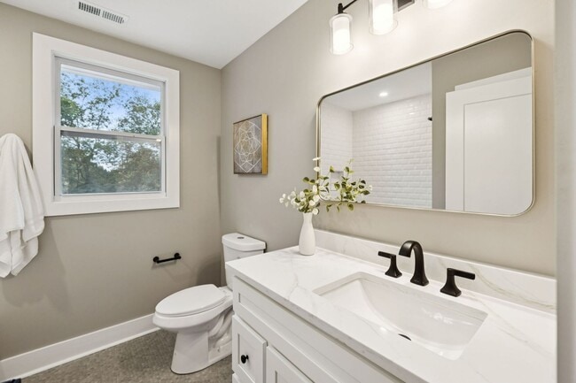 Building Photo - 215 Ash Dr