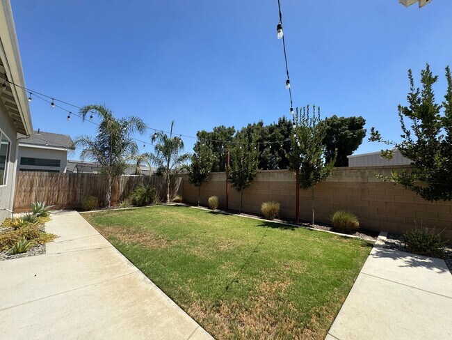 Building Photo - 2637 W Andrew Ln