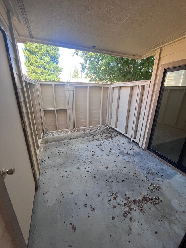 Building Photo - NICE UPDATED CONDO IN ROLLINGWOOD POINTE!!