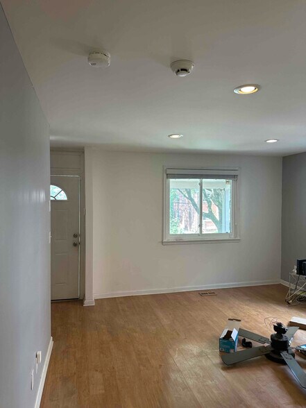 Building Photo - 528 Oakwood St SE