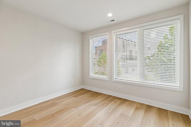 Building Photo - 2160 Northbank Pl