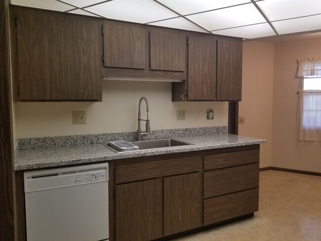 Building Photo - Spacious 2 bedroom 2 bath Condo