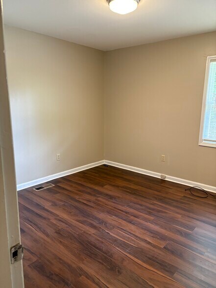 Building Photo - 108 Woodglen Ct