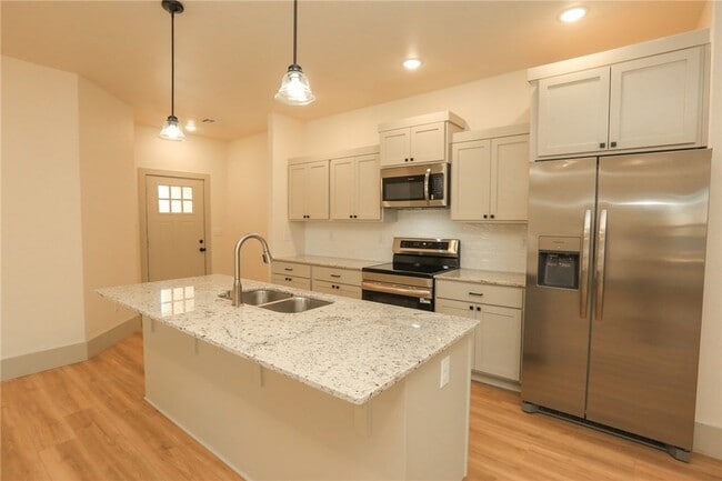 Building Photo - 655 N Genevieve Ave