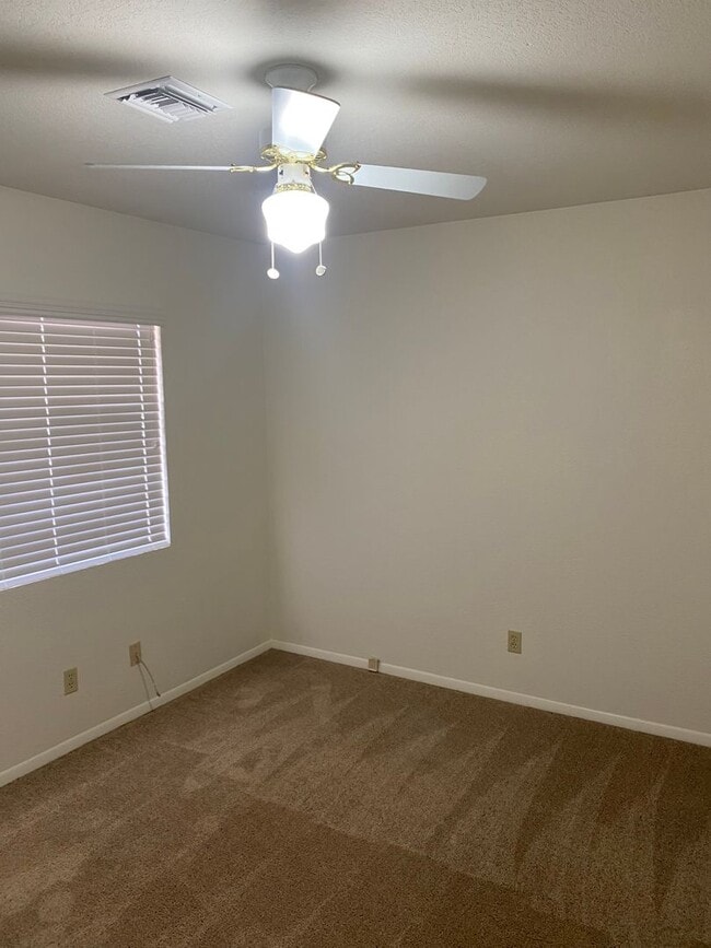 Building Photo - Henderson!!! 4 Bedrooms!! Single Story!! 2 car garage!! Big Back Yard!!! No HOA!! All Appliances!!