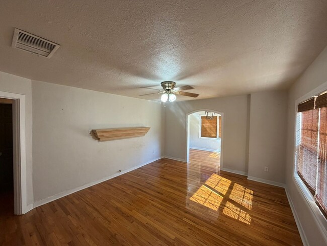 Building Photo - 3 Bed 1 Bath Home