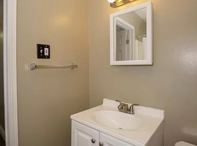 Building Photo - 1508 Tibbits Ave