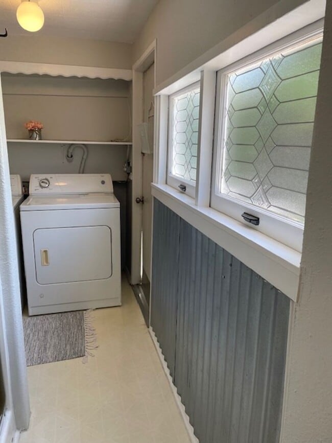 Building Photo - 2 bedroom 1 bath Brea $3200
