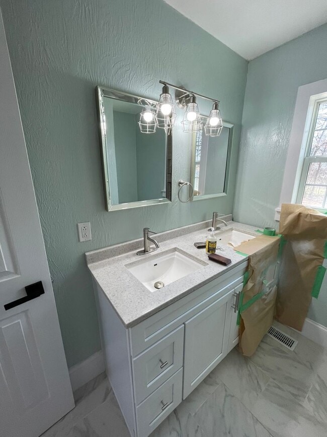 Building Photo - GORGEOUS 4 BEDROOM HOME