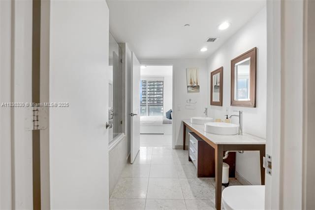 Building Photo - 485 Brickell Ave