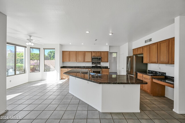 Building Photo - 4633 E Robin Ln