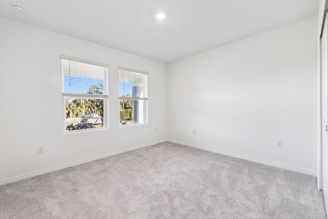 Building Photo - Spacious 4 Bedroom Retreat with 3 Full Baths in Charming Edgewater, FL!