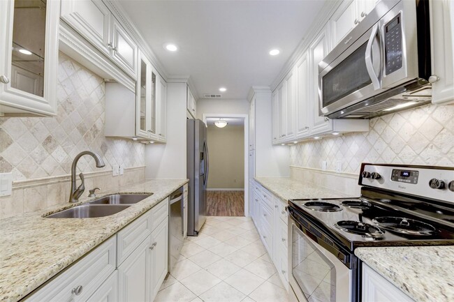 Building Photo - 3 BD / 2.5 BR Townhome in Memorial Club co...